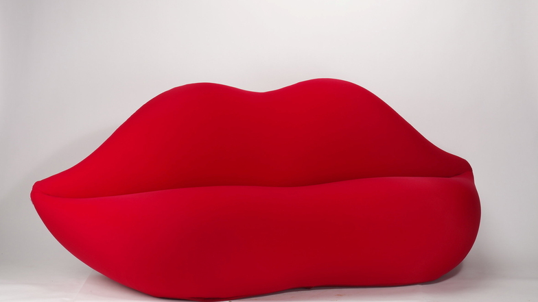 Rote Lippen soll man küssen, auch zum Sitzen sind sie da! – So könnte man auf dem knallroten Sofa „Bocca/Marilyn“ den Hit von Cliff Richard umdichten. Entworfen wurde es im Studio 65, hergestellt erstmals 1971 in Turin
