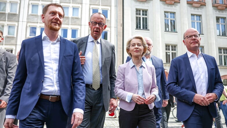 Michael Kretschmer (l.), Friedrich Merz, Ursula von der Leyen und Oliver Schenk (r.) bei der CDU-Kundgebung  auf dem Leipziger Nikolaikirchhof.