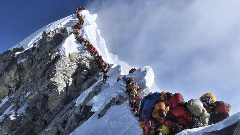 Am Mount Everest bilden sich auch in diesem Jahr lange Schlangen von Bergsteigern. In jeder Saison versuchen Hunderte, den höchsten Berg der Erde zu erklimmen.