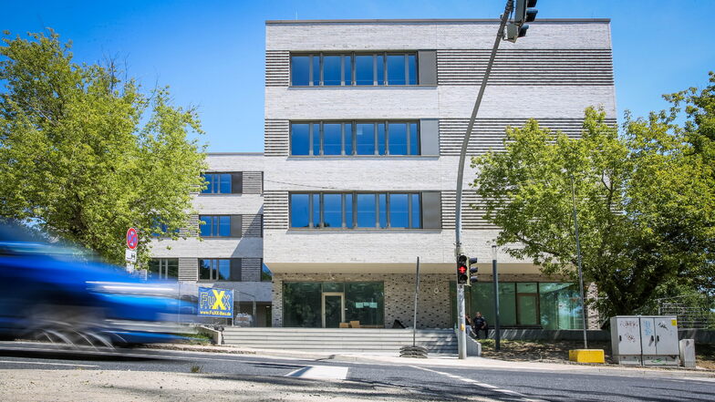 Im neuen Schulhaus in der Karl-Marx-Straße lernen bald mehr als 1.100 Schüler am Gymnasium Klotzsche.