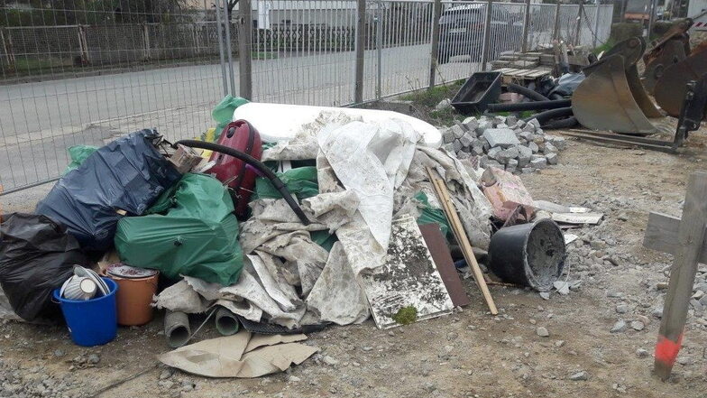 Wer macht so was? Dieser Müllberg tauchte am Dienstag auf der Schulbaustelle auf.