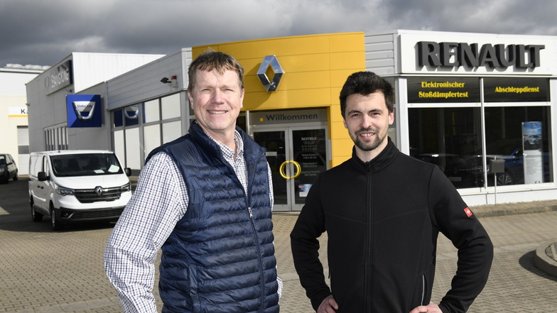 Die Autoprofis Uwe Stikar (li.) und Philipp Winter vor dem Renault-Autohaus in Dippoldiswalde. Die beiden haben ein Geschäft geschlossen, das vielen Kunden entgegenkommt.