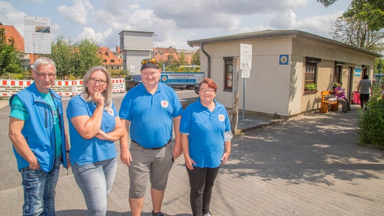 Sabina Breden (2. v. l.) mit einem Teil ihres Teams vor der Görlitzer Bahnhofsmission.