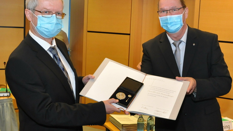 LZKS-Vizepräsident Dr. Christoph Meißner (rechts) überreicht Dr. Thomas
Breyer (links), Präsident der LZKS, die silberne Ehrennadel der deutschen Zahnärzteschaft.