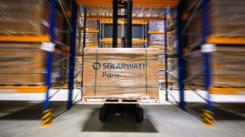 Etwa zehn Kunden haben Ware im Lager in Radeberg eingelagert - darunter die Dresdner Firma Solarwatt.