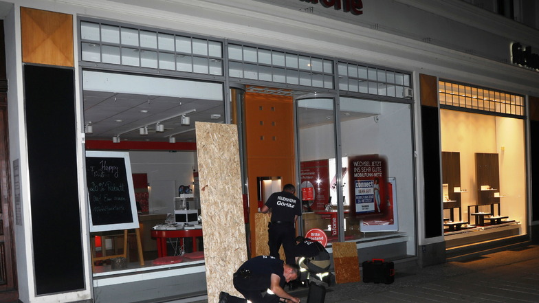 Feuerwehr und Polizei sichern den Tatort nach einem Einbruch in einen Vodafonladen in der Berliner Straße in Görlitz.