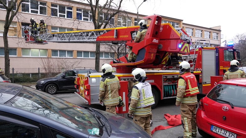 In January in the 101st Pfotenhauerstraße high school there was a fire in the school bathroom.  Now the firefighters have had to move there again.