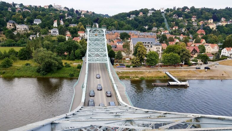 Rund 40.000 Quadratmeter müssen auf der Loschwitzer Brücke mit frischer blauer Farbe gestrichen werden.