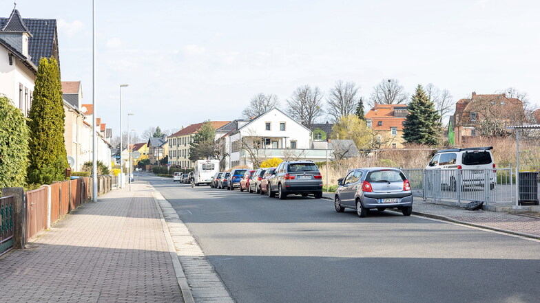 Auf der Pillnitzer Straße in Pirna dürfen zwischen der Albert-Barthel-Straße und der Neuen Straße seit kurzem Autos parken. Das finden nicht alle gut.