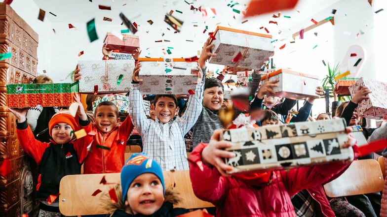 Strahlende Kinderaugen bei einer Geschenkverteilung in Rumänien. Auch in diesem Jahr werden im Landkreis Bautzen Päckchen für die  Aktion "Weihnachten im Schuhkarton" gesammelt.