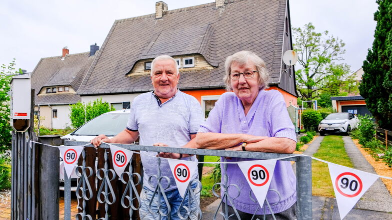 Freuen sich schon auf das große Straßenfest: Rolf Ihm und die älteste Bewohnerin der Siedlung, Lisanne Herrmann. Beide zogen 1956 jeweils in eine Hälfte der Doppelhäuser.