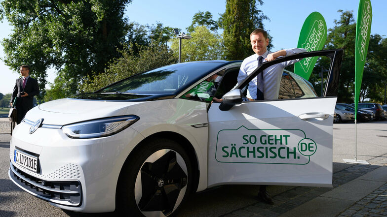 Michael Kretschmer hat am Montag einen E-VW übernommen. Der Wagen soll nun zwei Monaten im Freistaat zum Einsatz kommen.