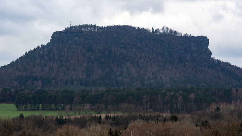 Der Lilienstein ist der einzige rechtselbisch gelegene Tafelberg in der Sächsischen Schweiz.