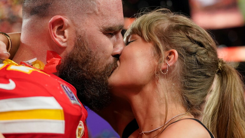 Taylor Swift gibt ihrem Super-Bowl-Gewinner Travis Kelce nach dem Sieg einen Kuss.