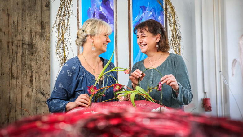 Die Zwillinge Christina Eichler und Claudia Berthold (v.l.) leben ihre Liebe zur Malerei und zur Blumenwelt bei der Ausstellungsvorbereitung voll aus.