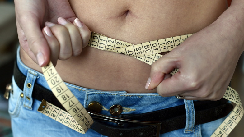 Rascher Gewichtsverlust ist ein Warnzeichen für Magersucht.