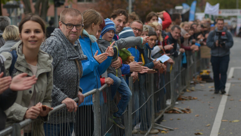 An der Strecke feuern viele Zuschauer die Läufer an. Foto: Cristian Juppe
