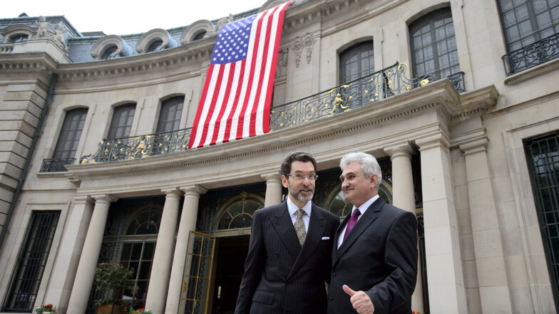 Der damalige Botschafter der Vereinigten Staaten in der Tschechischen Republik, Norman Eisen (l), mit dem damaligen tschechischen Senatspräsidenten Milan Stech.