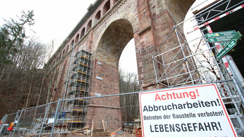 Teile des Gerüstes am Heiligenborner Viadukt sind schon "gefallen". Zu den weiteren Restarbeiten gehört, den inneren Zugang zur Brücke und den äußeren Anschluss der Entwässerung herzustellen. Das soll Anfang nächsten Jahres erledigt werden.
