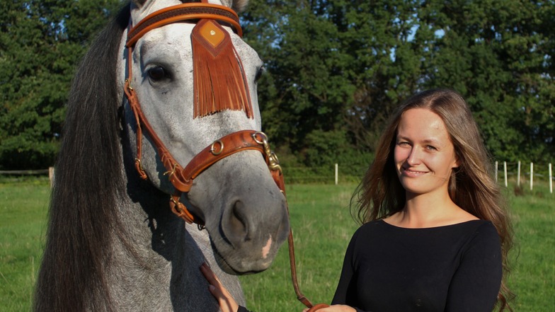 Silja Günther mit ihrem Pferd Apote. Das Zaumzeug für den andalusischen Wallach hat die 26-Jährige als Gesellenstück gefertigt. 2020 wurde die Bautznerin beste Auszubildenden ihres Fachs in ganz Deutschland.