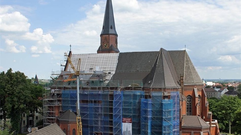 Juni 2013: Schon drei Monate nach dem Start der Bauarbeiten ist das Seitenschiff der Kirche eingerüstet und das Dach aufgerissen.