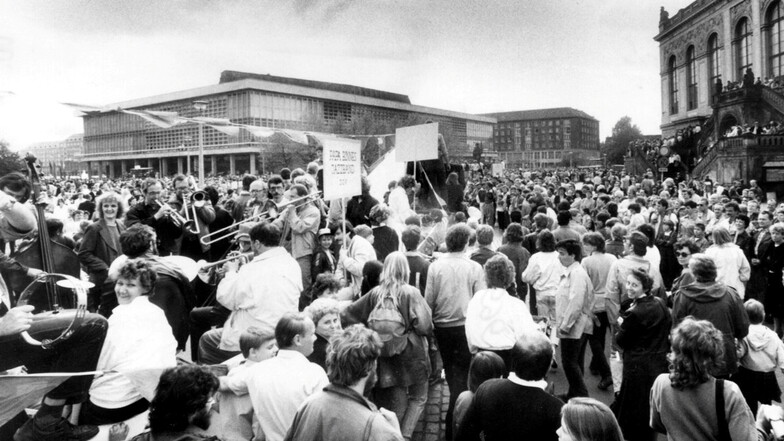 Seit Jahrzehnten ein Publikumsrenner: Abschluss der Dixieland-Parade 1987 auf dem Dresdner Neumarkt.