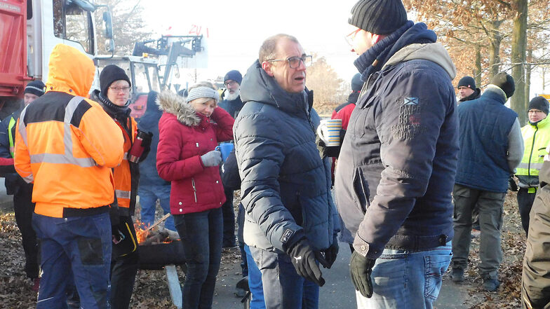 Bad Muskaus Bürgermeister Thomas Krahl (li. Foto, Mitte) unterstützt die Demonstranten am Eiland, kam mit vielen von ihnen ins Gespräch.