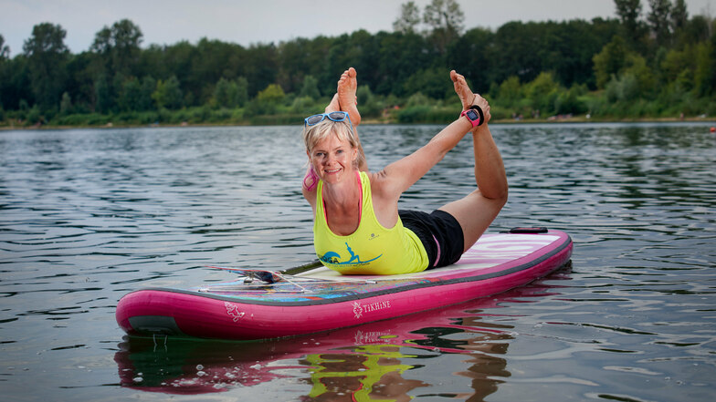 Sie hat den Bogen raus: Julia Klesse auf ihrem Stand-up-Board in der Yoga-Haltung Dhanurasana.