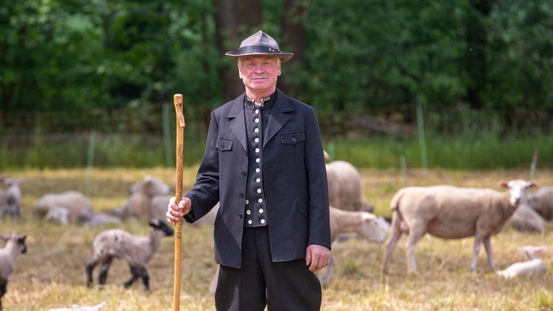 Schäfer Gerhard Schmidt hat bisher 20 seiner Schafe an den Wolf verloren und kritisiert die Wolfspolitik. Auf seiner Weide bei Panschwitz-Kuckau wurde jetzt ein Offener Brief mit Forderungen an die Politik unterzeichnet .