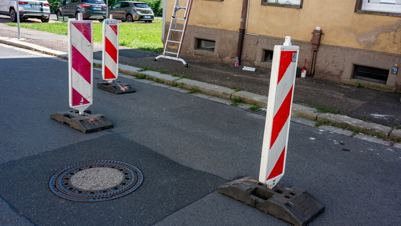 Zum wiederholtem Mal droht in Hartha in Höhe des Hauses Nummer 11  die Weststraße einzubrechen. Deshalb wurde sie teilweise halbseitig gesperrt.