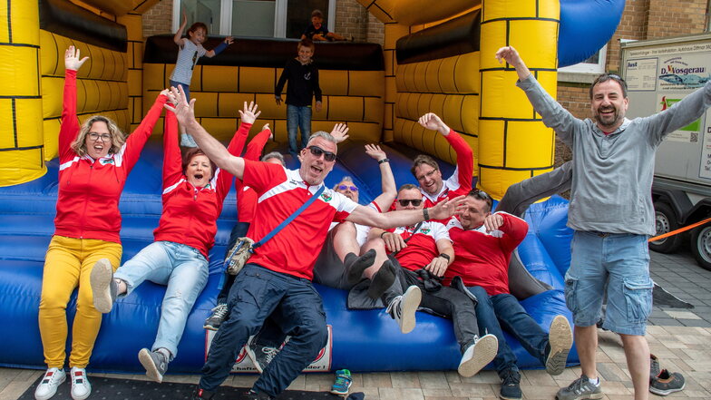 Die Mitglieder des RB Leipzig-Fanclubs „De Middlsaxn“ und ihre Gäste ließen es sich beim Familienfest gut gehen.