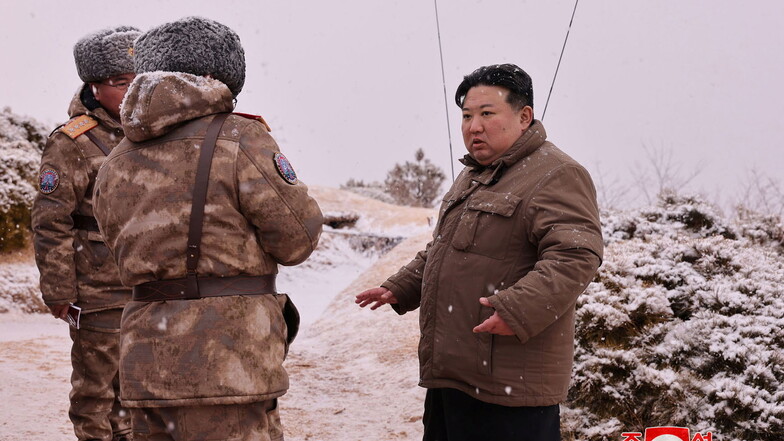 Dieses von der nordkoreanischen Regierung zur Verfügung gestellte Bild zeigt Kim Jong Un (r.) bei der Beobachtung eines Raketentests.