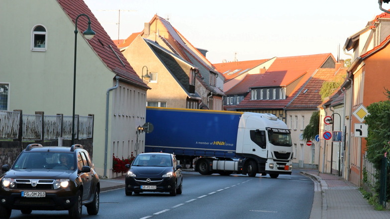 Auf der Nossener Straße in Wilsdruff fahren immer mehr Schwerlastfahrzeuge. Nun macht das Landratsamt die Strecke unattraktiver.