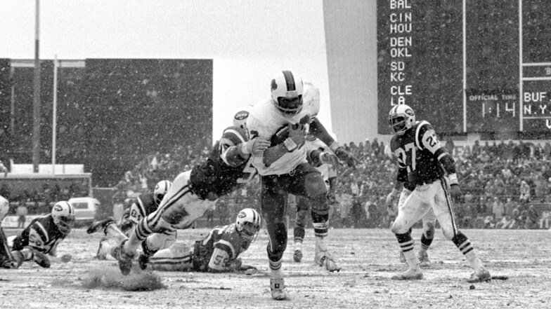 Der Running Back der Buffalo Bills, O.J. Simpson (vorne), lässt die Verteidigung der New York Jets hinter sich.