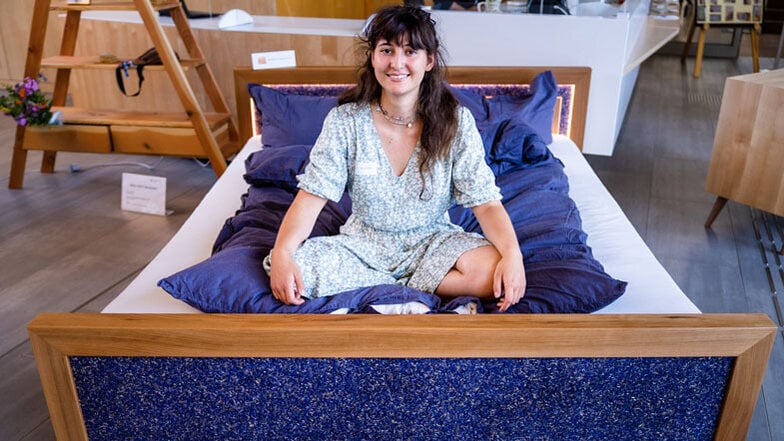 Anna Weber nannte ihr Gesellenstück „Bett im Kornfeld“ und das hat guten Grund: In der Rückwand und in der Front hat sie getrocknete Kornblumen eingelassen.