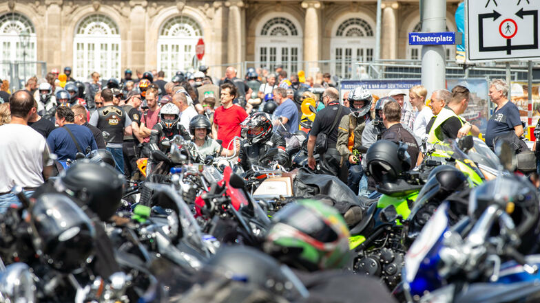 Tausende  1.000 Bikerinnen und Biker haben gegen  drohende Fahrverbote demonstriert.