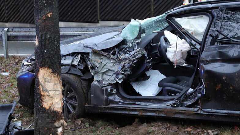 Bei einem Unfall auf der A4 nahe Ottendorf-Okrilla schleudert ein 5er-BMW gegen einen Baum und kippt um. Die Feuerwehr richtete das Fahrzeug später wieder auf.