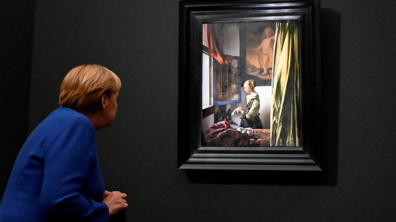Bundeskanzlerin Angela Merkel ist zur Eröffnung der Vermeer-Ausstellung nach Dresden gekommen. Die Schau zeigt auch das berühmte Gemälde "Brieflesendes Mädchen am offenen Fenster".
