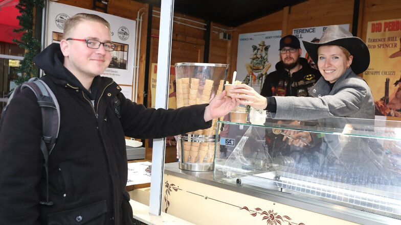 Geschäftsführerin Viktoria Franke übergibt einem Kunden ein Eis an der Bude des „Terence Hill Eis Saloon“. Dort startete bereits zur Weihnachtssaison am 28. November der Straßenverkauf. 