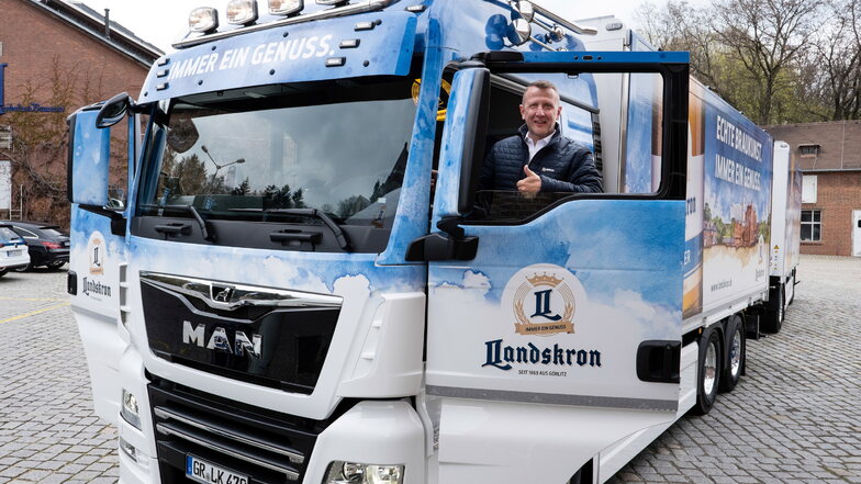 Markus Mücke freut sich über den neuen Truck, den er für die Landskron-Brauerei Görlitz künftig durch die Lande fahren wird. Gestaltet wurde er von der Firma Fahrzeugbau Orten aus Demitz-Thumitz.