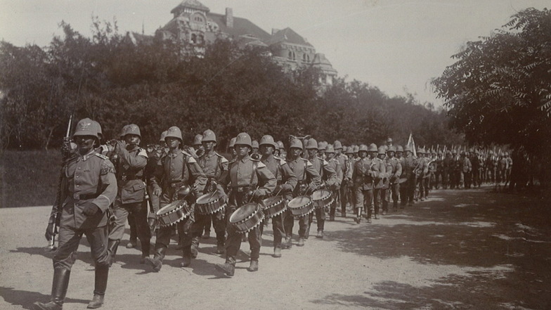 Die „Musterkolonie“ Kiautschou steht unter Kontrolle des Militärs. Hier paradiert Karl Kockischs III. Seebataillon in der Hauptstadt Tsingtau unterhalb des Gouverneurshauses.