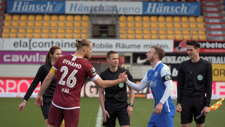 Die Kapitäne Sebastian Mai und Florian Egerer begrüßen sich vor dem Spiel.