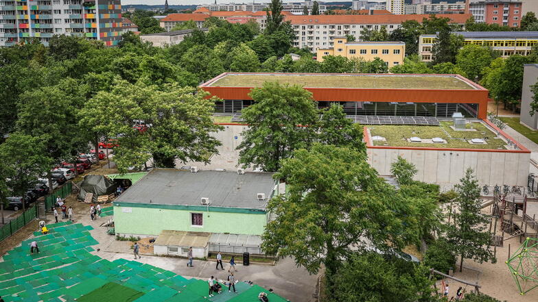 Das Marwa Elsherbiny Kultur- und Bildungszentrum Dresden hat seinen Sitz in einem Flachbau auf der Marschnerstraße 2, wo auch gebetet wird.