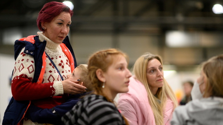 Lubmila (l) aus Odessa und Oksana warten mit ihren Kindern im Ankunftszentrum Dresden für geflüchtete Menschen aus der Ukraine in der Messe. In dem Ankunftszentrum bekommen die Menschen Informationen, Beratung, medizinische Hilfe und kurzzeitige Überna