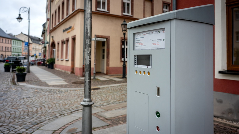 Der Parkscheinautomat in Waldheims Zentrum hat einen neuen Standort. Das Gerät steht jetzt vor der Filiale der VR-Bank Mittweida am Obermarkt/Ecke Schloßstraße.