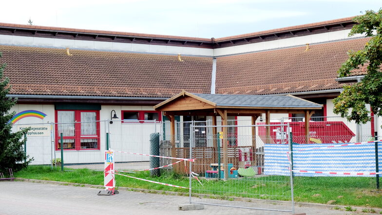 Die Kindertagesstätte Regenbogen in Sachsdorf muss abgerissen werden. Das könnte im schlimmsten Fall auch der nebenan gelegenen Grundschule drohen.