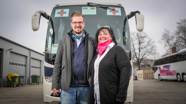 Seit Kriegsausbruch fahren die Busse von Ideal Tours mit Spenden zur rumänisch-ukrainischen Grenze - und kommen mit Flüchtlingen zurück. Rumen Pampel und seine Mutter Jana Steudtner gehören zu den Fahrern.