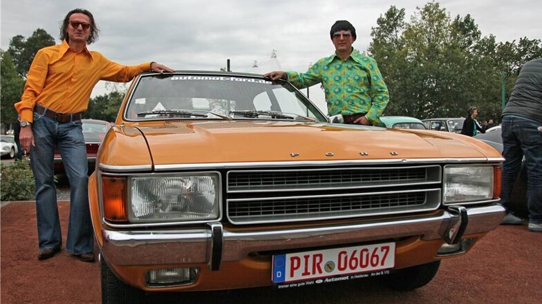 Tino Pehlke (l.) und René Lindener posen neben ihrer Ludenschleuder, einem Ford Consul Parade.