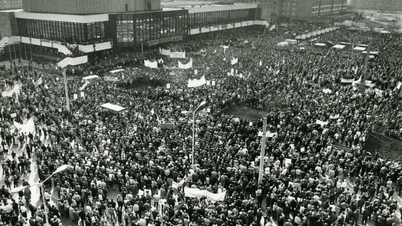 Am 28. Februar 1992 demonstrierten in Hoyerswerda rund 35.000 Bergleute aus ganz Deutschland für den Erhalt der Arbeitsplätze im Lausitzer und im Mitteldeutschen Revier. Inzwischen ist das Ende der Kohleverstromung beschlossen.