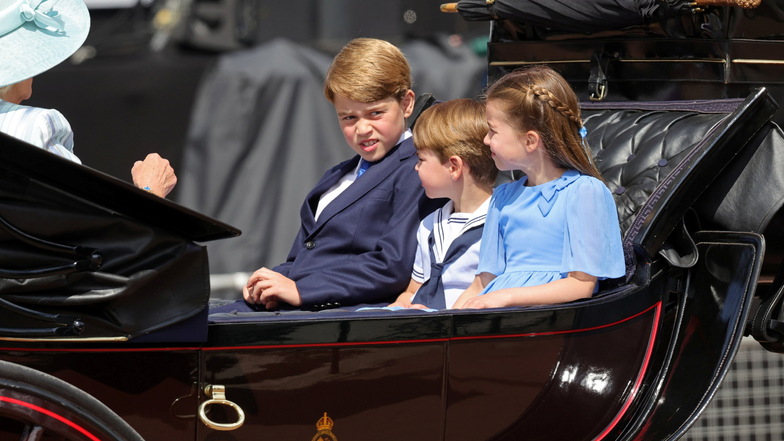 Prinz George (l.-r.), Prinz Louis und Prinzessin Charlotte verlassen den Buckingham Palast.